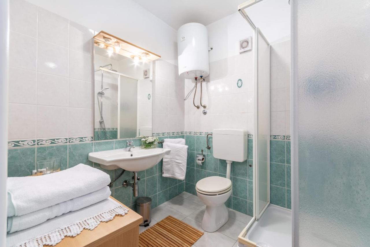 Apartment Lota With Heated Pool On Top Location Supetar Eksteriør billede